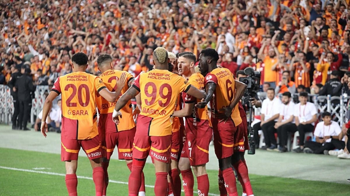 Galatasaray Süper Lig'de şampiyonluğu ilan etmek için sahada! Galatasaray Süper Lig'de şampiyonluğu ilan etmek için sahada!