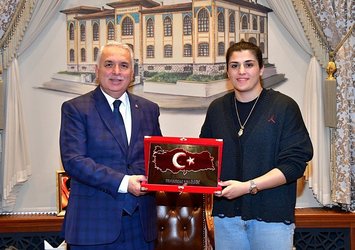 Dünya Şampiyonu Sürmeneli Vali Yıldırım'ı ziyaret etti