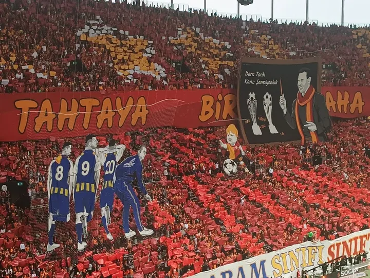 Galatasaray taraftarından dikkat çeken pankart! O oyuncunun boynuna zil taktılar - 2