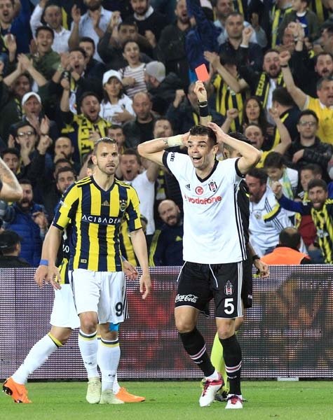 İşte derbide ekranlara yansımayan olay kareler...
