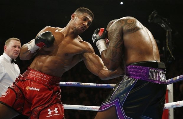 Tek yumrukla rakibini nakavt etti