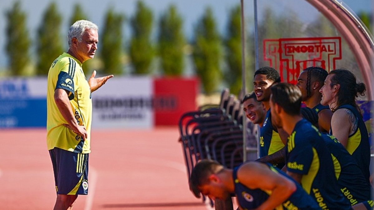 Fenerbahçe'de 6 futbolcunun bileti kesildi! İşte o isimler Fenerbahçe'de 6 futbolcunun bileti kesildi! İşte o isimler