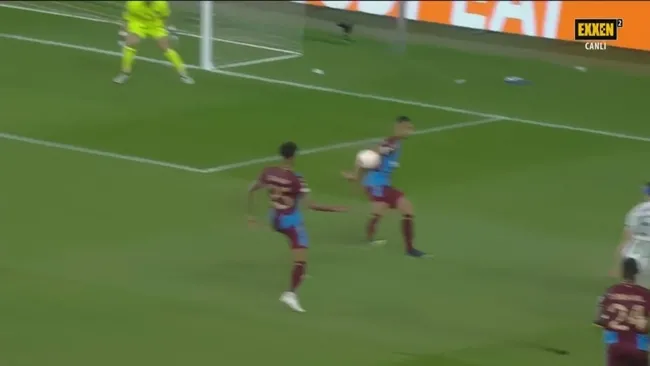 Ferencvaros - Trabzonspor maçında penaltı kararı! İşte Vitor Hugo'nun o müdahalesi... - 2