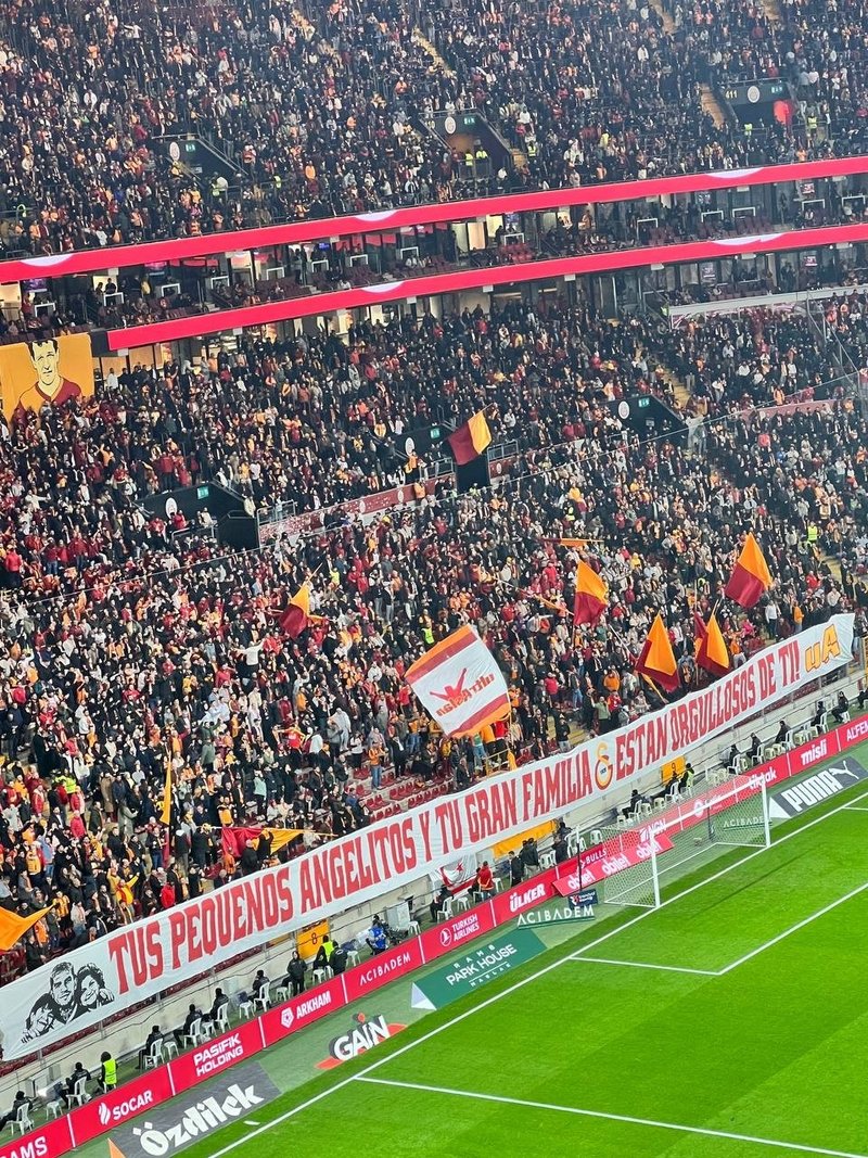 galatasaray-taraftarindan-lucas-torreiraya-ozel-pankart-1773508753877.jpeg