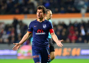 Emre Belözoğlu'na sert sözler: Bacak kadar boyunla...