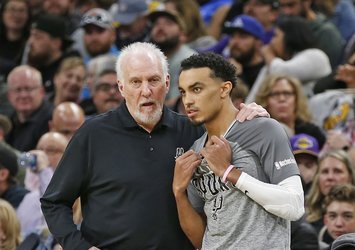 Spurs koçu Popovich NBA rekorunu egale etti!