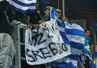 Yunan taraftarlardan küstah pankart