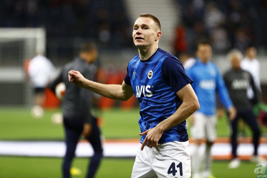 Fenerbahçe'nin en dikkat çeken oyuncularının başında gelen Attila Szalai, gelişimiyle göz kamaştırıyor. Sarı lacivertli takıma sessiz sedasız gelen ancak kendisine verilen her fırsatı çok iyi değerlendiren Macar stoper, ilk 11'in vazgeçilmez oyuncusu olmayı başardı. Teknik direktör Vitor Pereira'nın gelişiyle değerine değer kata Szalai, Süper Lig'in en pahalı stoperi olmayı başardı.