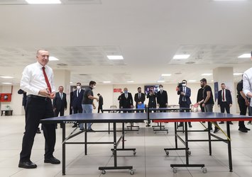 Başkan Erdoğan gençlerle masa tenisi oynadı