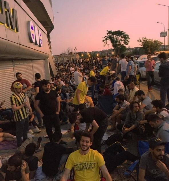 Fenerbahçe taraftarları, kombine için sabahladı