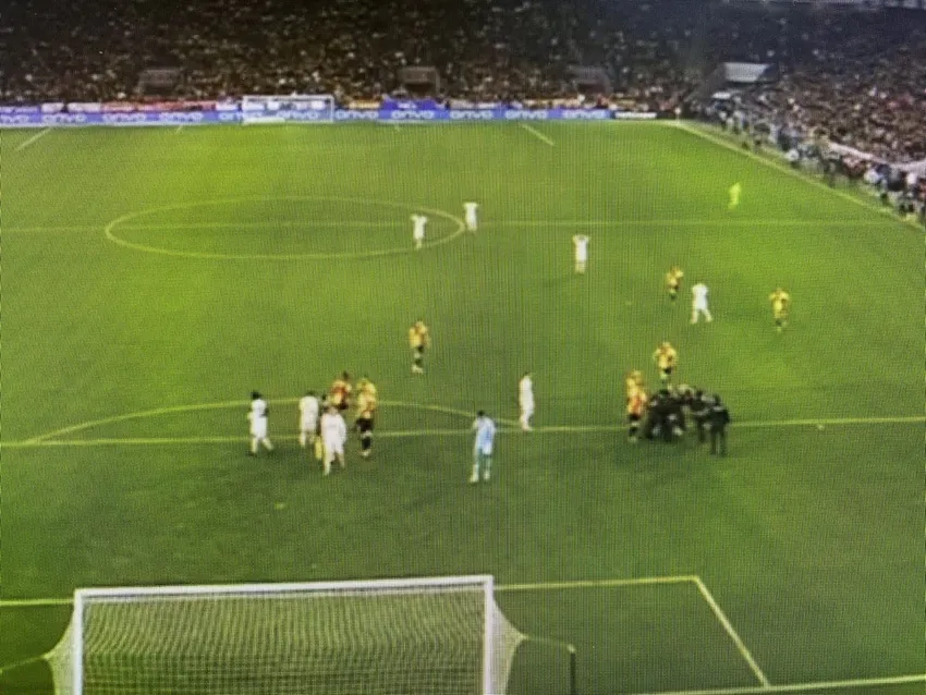 Göztepe Galatasaray maçında saha karıştı! - 1