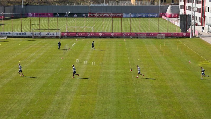 Bayern Münih sosyal mesafe kuralına uyarak antrenmanlara başladı