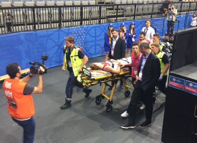 Milli oyuncu hastaneye kaldırıldı