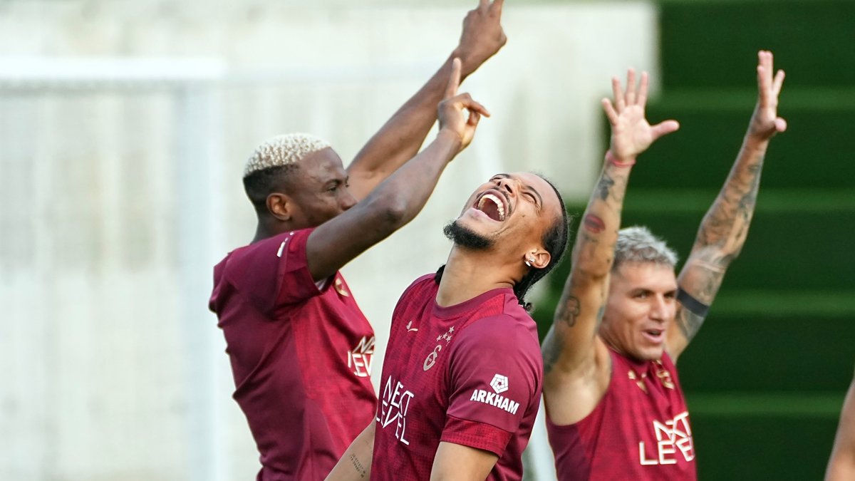 RAMS Park'ta Sane ve Osimhen için imza töreni düzenlendi RAMS Park'ta Sane ve Osimhen için imza töreni düzenlendi