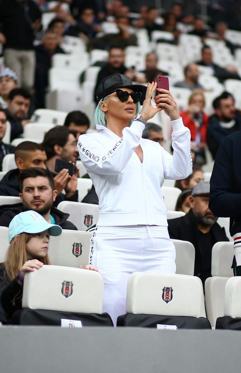 Beşiktaş tribünlerinde yenge rüzgarı