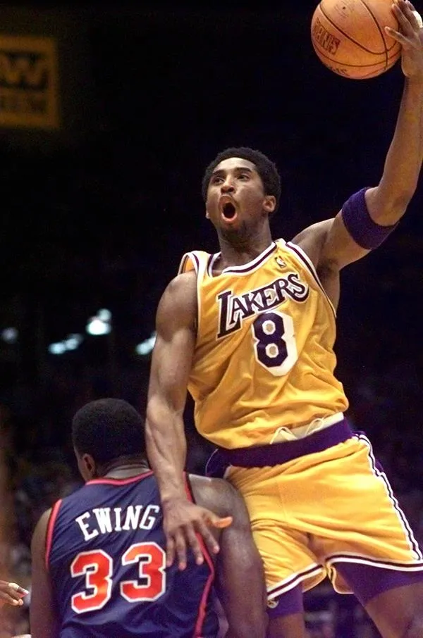 Lakers, Kobe Bryant'ın formalarını emekliye ayırıyor - 1