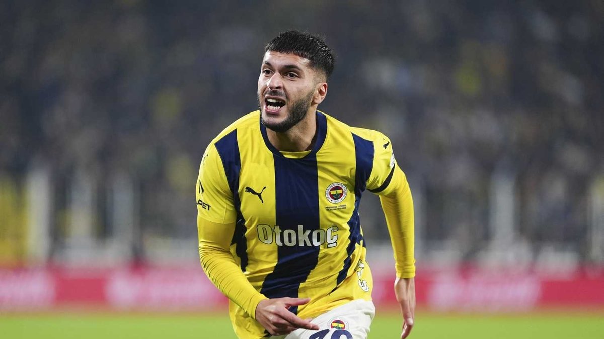Fenerbahçeli yıldıza 3 talip birden! Transferde sıcak gelişme Fenerbahçeli yıldıza 3 talip birden! Transferde sıcak gelişme