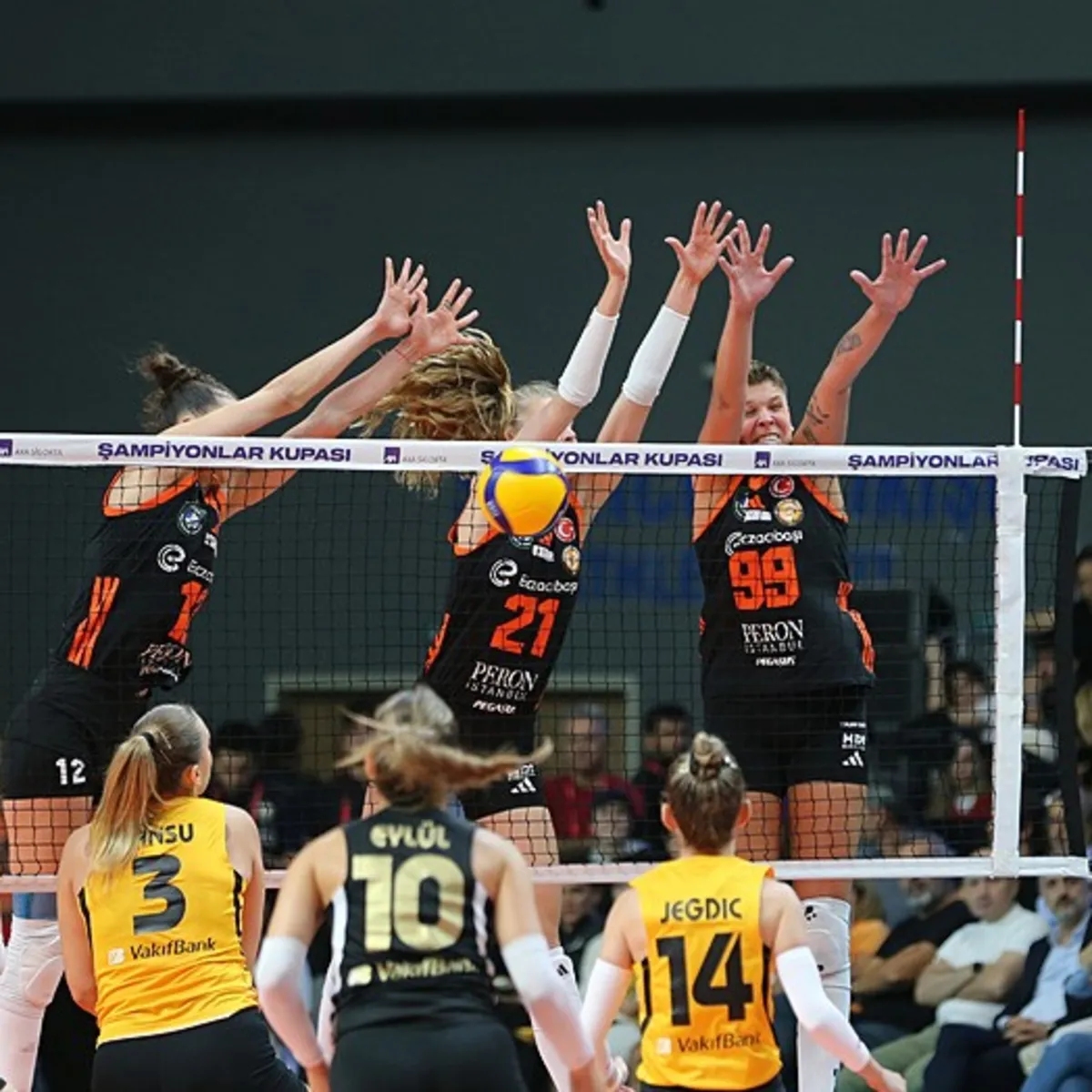 VakıfBank Şampiyonlar Kupası'nda Zirvede