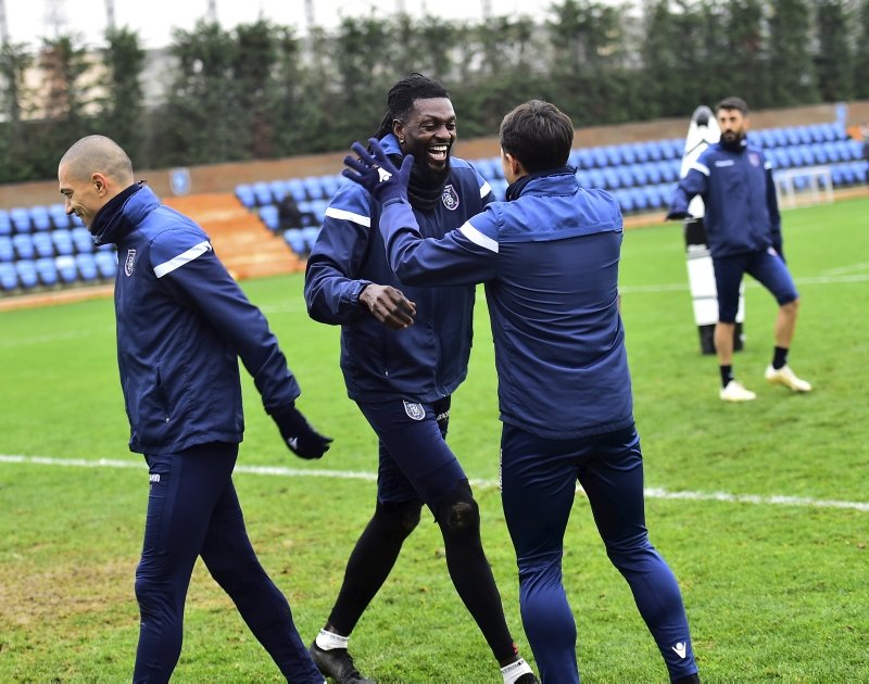 Adebayor’dan Başakşehir’e Galatasaray resti!