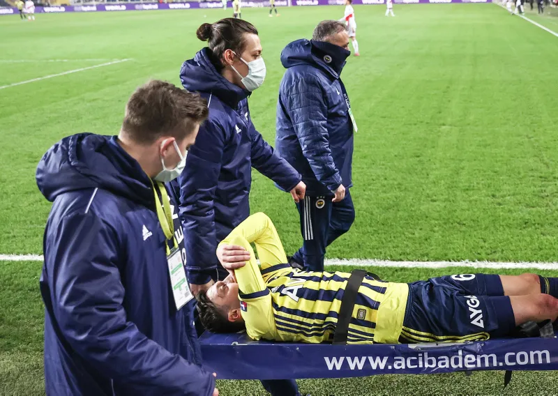 Son dakika spor haberi: Mesut Özil Fenerbahçe - Antalyaspor maçında sakatlandı! - 1