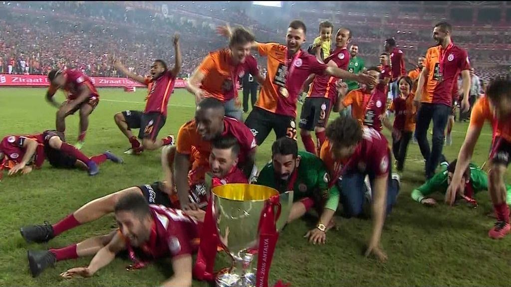 Aslan kupasını kaldırdı!