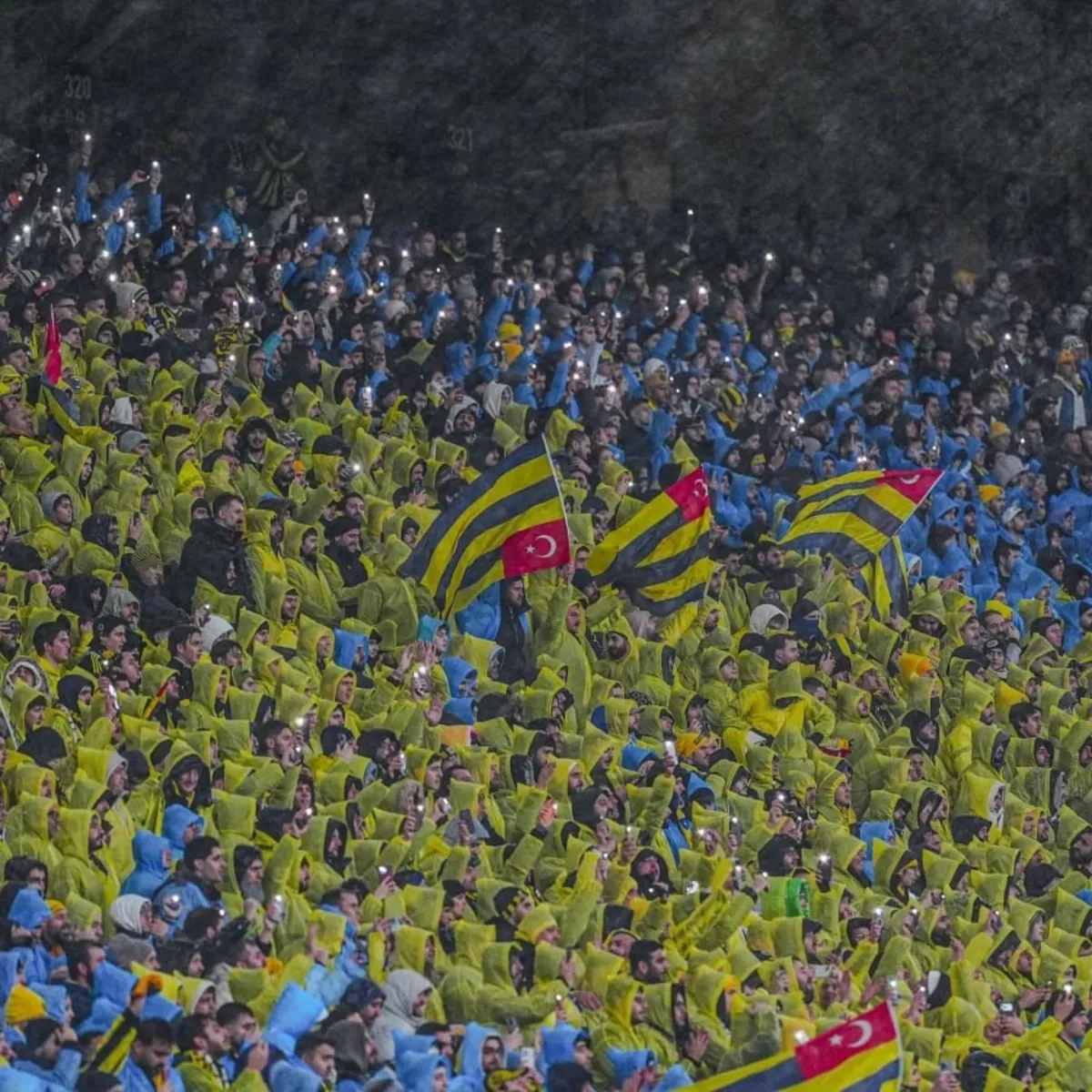 Fenerbahçe'den taraftarına derbi öncesi yağmurluk ve bere jesti!
