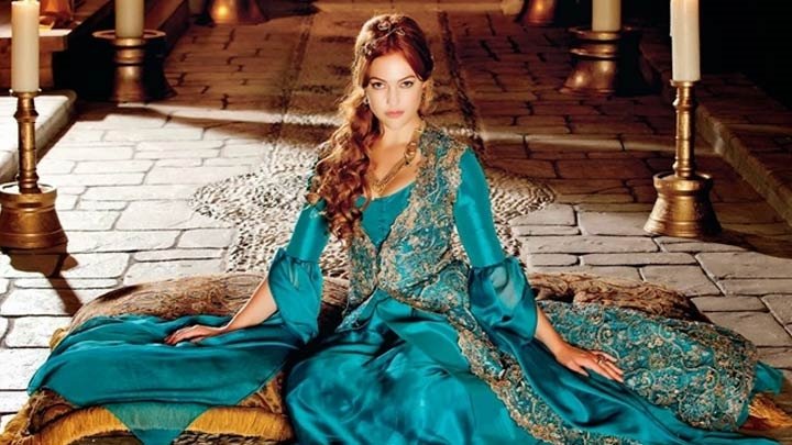 Emmanuel Adebayor, Meryem Uzerli’yi takibe aldı