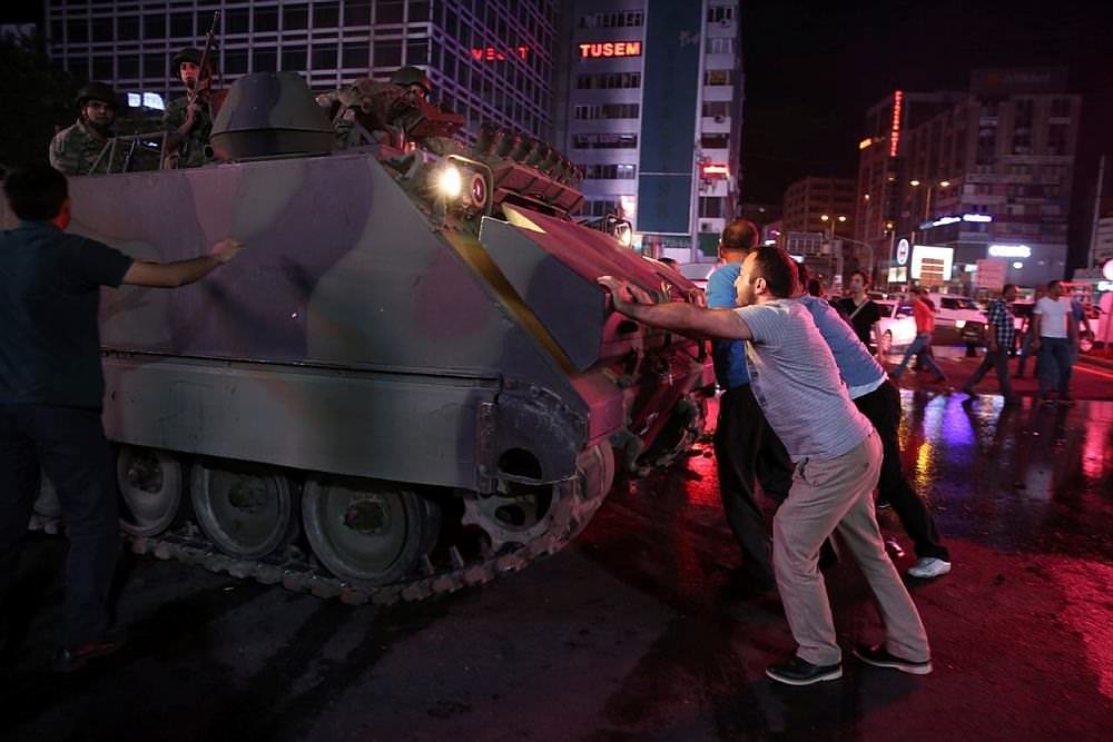 Halk demokrasi nöbetinde