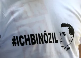 Almanya Mesut Özil için ayakta! "Ben Özil’im"