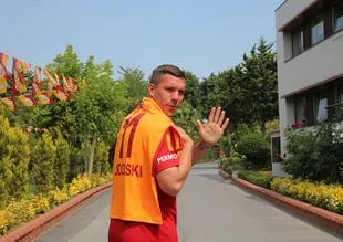 Podolski'den olay gönderme