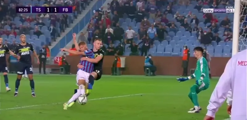 Trabzonspor Fenerbahçe maçında VAR sonrası penaltı kararı! Szalai ve Cornelius... - 2