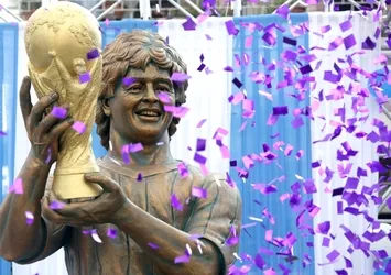 Maradona'nın Hindistan'da heykeli dikildi