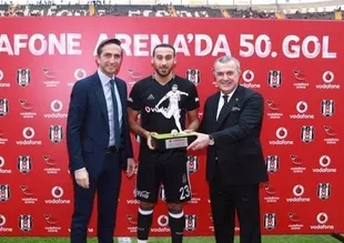 Cenk Tosun'a plaket