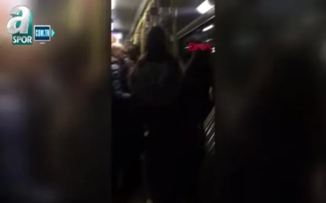 Metrobüs durağında taraftar kavgası