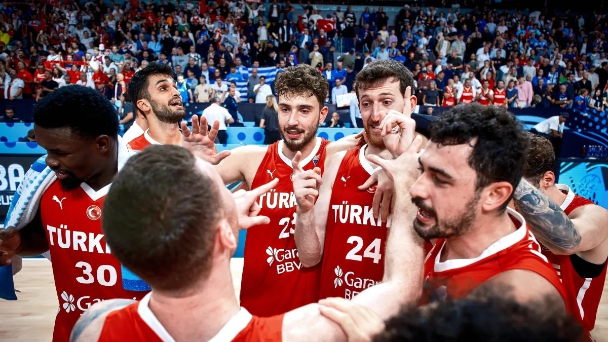 12 Dev Adam'ın zaferi Yunan basınını salladı! İşte atılan manşetler 12 Dev Adam'ın zaferi Yunan basınını salladı! İşte atılan manşetler