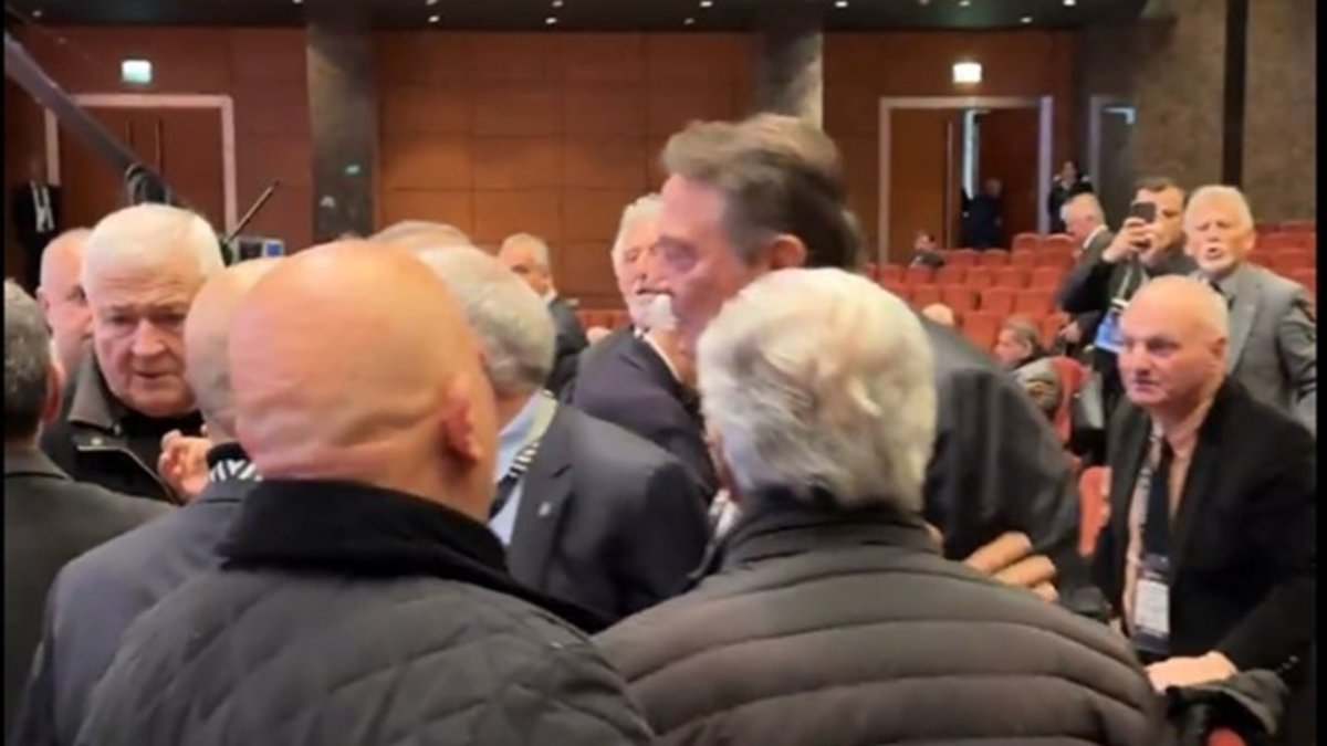 Beşiktaş Divan Kurulu'nda gerginlik yaşandı! Sensin terbiyesiz Beşiktaş Divan Kurulu'nda gerginlik yaşandı! Sensin terbiyesiz