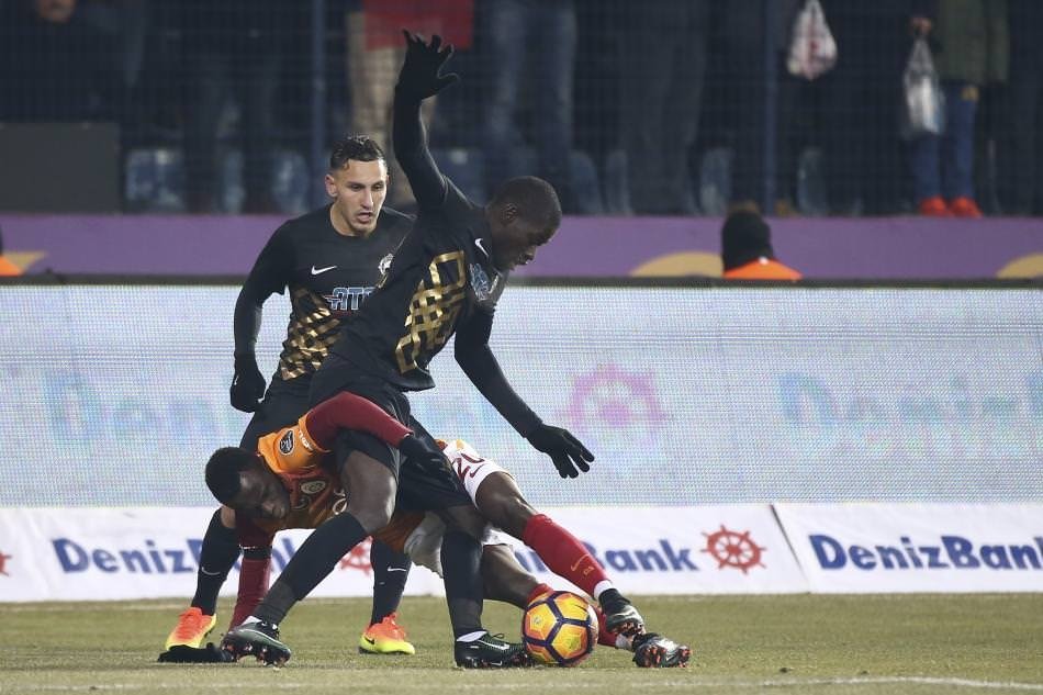 Süper Lig’e hakem hataları damga vurdu