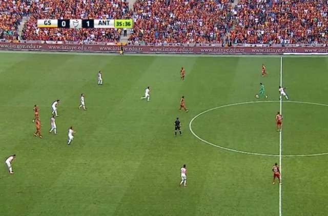 Muslera orta sahada Eto’o’yu çalımladı