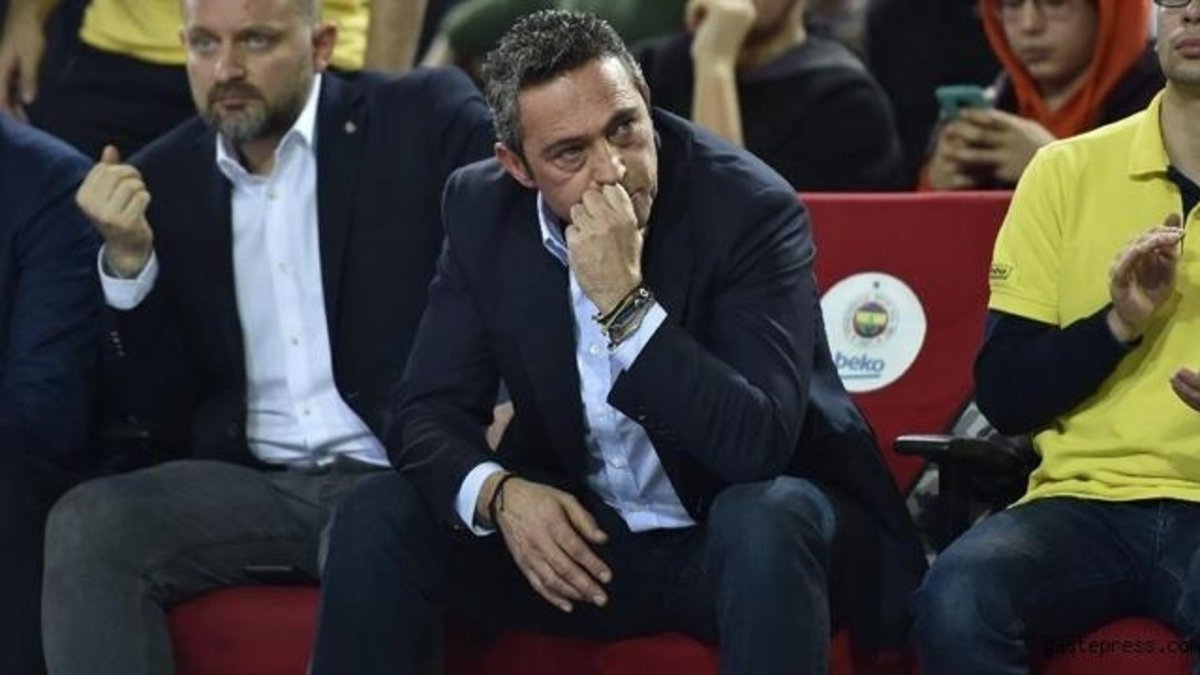 Fenerbahçeli taraftarlardan Ali Koç'a istifa çağrısı Fenerbahçeli taraftarlardan Ali Koç'a istifa çağrısı