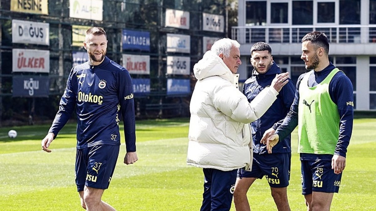 Fenerbahçe 3 puan aşkına! İşte Mourinho'nun Net Global Sivasspor maçı 11'i Fenerbahçe 3 puan aşkına! İşte Mourinho'nun Net Global Sivasspor maçı 11'i