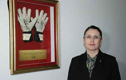 Trabzonsporlu Uğurcan Çakır’ın eldivenleri sergileniyor!