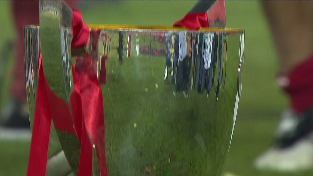 Aslan kupasını kaldırdı!