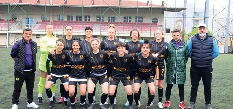 Kadın futbolculardan hakeme saldırı