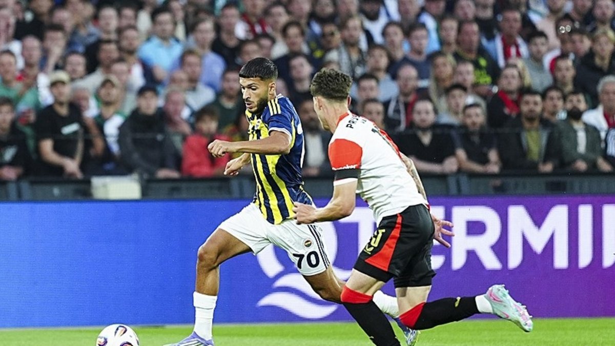 Fenerbahçeli futbolcudan olay hareket! Tepkileri kaldıramadı Fenerbahçeli futbolcudan olay hareket! Tepkileri kaldıramadı