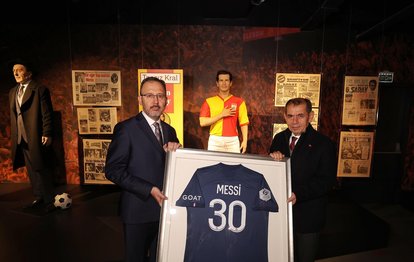 Bakan Kasapoğlu Messi’nin imzalı formasını depremzedeler için Galatasaray’a bağışladı