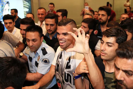 Pepe havaalanında şaşkına döndü!