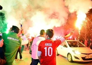 Konyalı taraftarlar meşalelerle karşıladı!