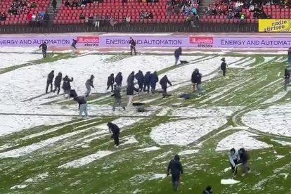 İsviçre Süper Ligi’nde taraftarlar kar temizledi!