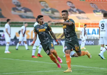 Alanyaspor liderliği bırakmıyor!