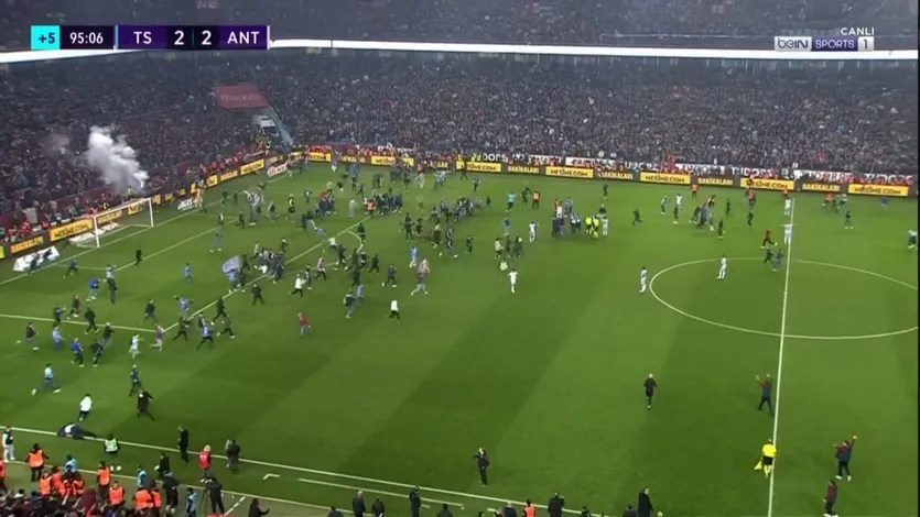 Trabzonspor Antalyaspor maçında taraftarlar sahaya girdi! İlginç anlar... - 1
